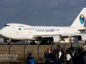 Boeing 747 ze Saúdské Arábie přilákal k plotu brněnského letiště mnoho diváků, foto: Brněnská Drbna, Marek Vanžura