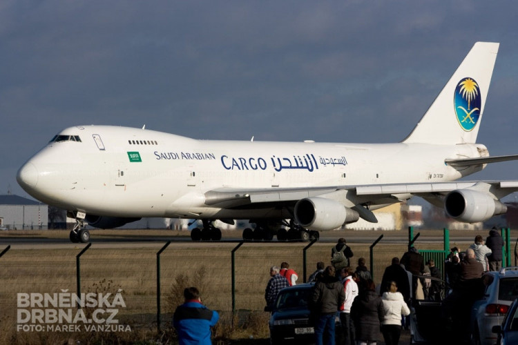 Boeing 747 ze Saúdské Arábie přilákal k plotu brněnského letiště mnoho diváků, foto: Brněnská Drbna, Marek Vanžura