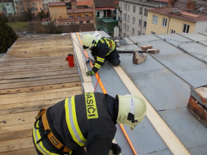 Hasiči zajišťují větrem utrženou střechu, foto: HZS JMK