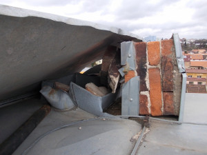 Hasiči zajišťují větrem utrženou střechu, foto: HZS JMK