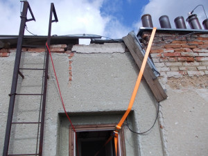 Hasiči zajišťují větrem utrženou střechu, foto: HZS JMK