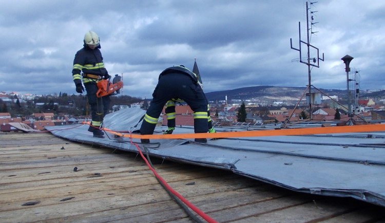 Hasiči zajišťují větrem utrženou střechu, foto: HZS JMK