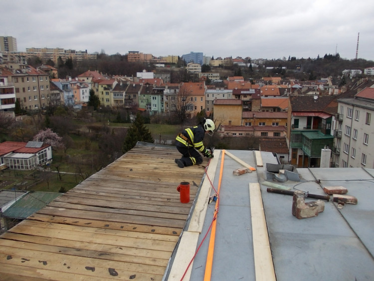 Hasiči zajišťují větrem utrženou střechu, foto: HZS JMK