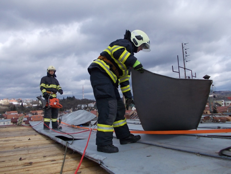 Hasiči zajišťují větrem utrženou střechu, foto: HZS JMK