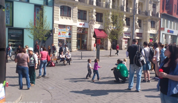 Brněnské náměstí Svobody zaplavily bubliny