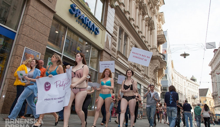 Sedí vám podprsenka? ptaly se dívky pochodující v prádle, foto: Brněnská Drbna, Miroslav Toman