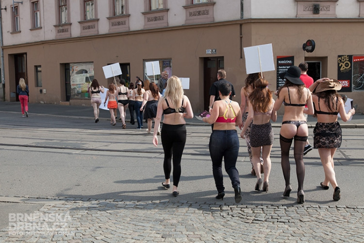 Sedí vám podprsenka? ptaly se dívky pochodující v prádle, foto: Brněnská Drbna, Miroslav Toman