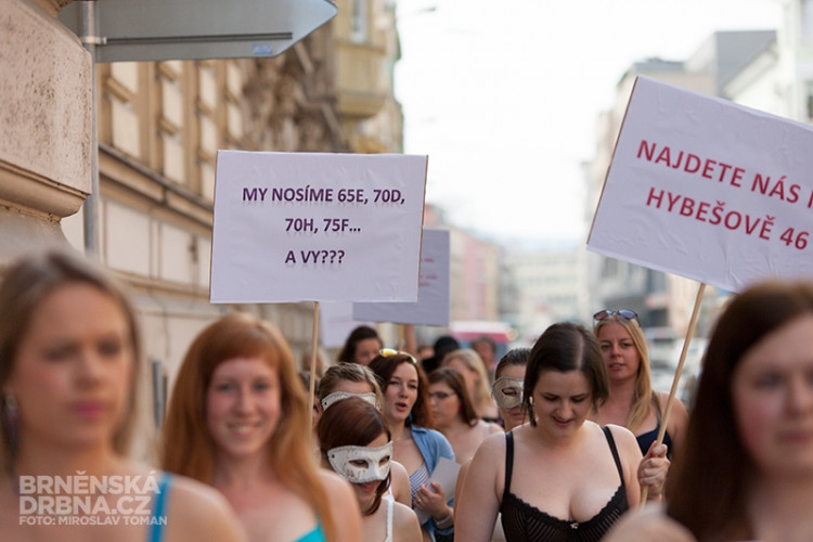 Sedí vám podprsenka? ptaly se dívky pochodující v prádle, foto: Brněnská Drbna, Miroslav Toman