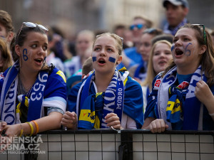 Fanoušci Komety se sešli na Moravském náměstí u velkoplošné obrazovky, foto: Brněnská Drbna, Miroslav Toman