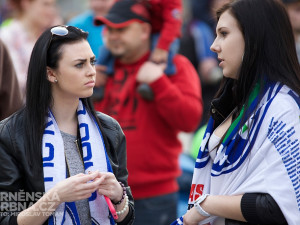 Fanoušci Komety se sešli na Moravském náměstí u velkoplošné obrazovky, foto: Brněnská Drbna, Miroslav Toman