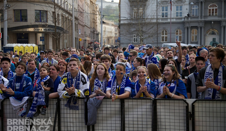 Fanoušci Komety se sešli na Moravském náměstí u velkoplošné obrazovky, foto: Brněnská Drbna, Miroslav Toman