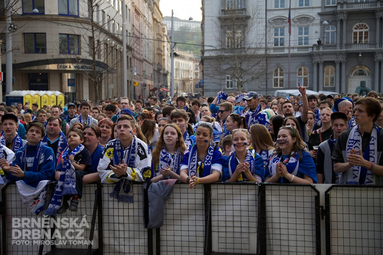Fanoušci Komety se sešli na Moravském náměstí u velkoplošné obrazovky, foto: Brněnská Drbna, Miroslav Toman