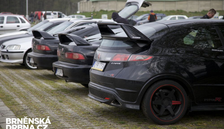 Okruhovou sezonu otevřelo setkání fanoušků tuningu
