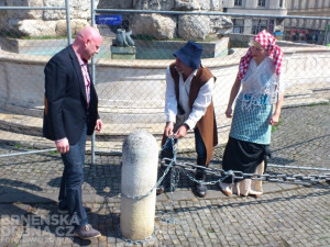 Libor Šťástka (vlevo) v pondělí uzamknul Zelný trh, foto: Brněnská Drbna, David Zouhar