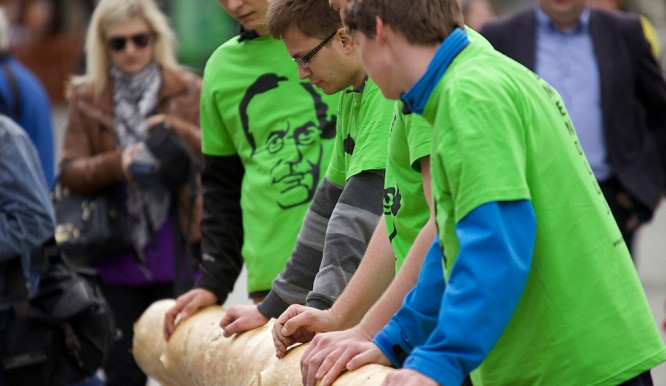 Studenti brněnských univerzit vztyčili na náměstí Svobody májku