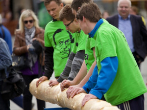 IMG_aBrněnští studenti vztyčili na náměstí Svobody májku, foto: Brněnská Drbna, Miroslav Toman3609