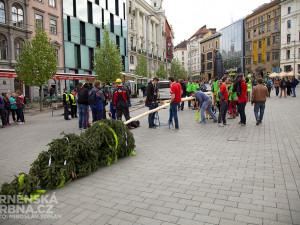 Brněnští studenti vztyčili na náměstí Svobody májku, foto: Brněnská Drbna, Miroslav Toman
