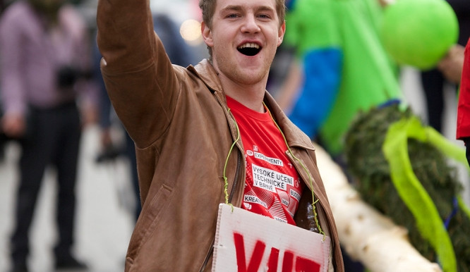 Brněnští studenti vztyčili na náměstí Svobody májku, foto: Brněnská Drbna, Miroslav Toman