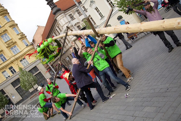 Brněnští studenti vztyčili na náměstí Svobody májku, foto: Brněnská Drbna, Miroslav Toman