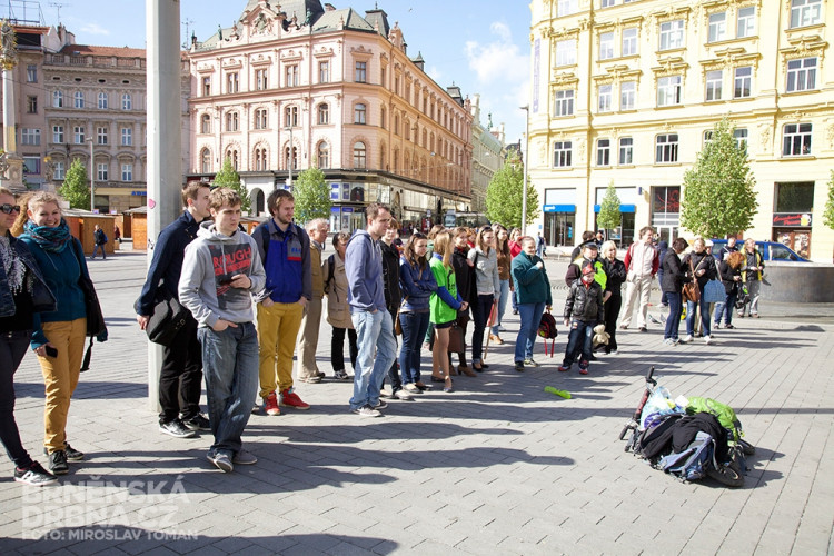 Brněnští studenti vztyčili na náměstí Svobody májku, foto: Brněnská Drbna, Miroslav Toman