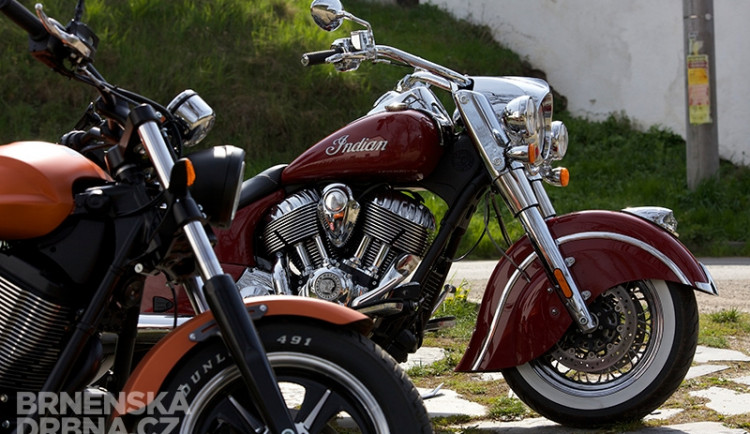 Legendární Indian (v pozadí) a moderní chopper značky Victory, foto: Brněnská Drbna, Miroslav Toman