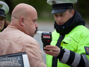 Policisté odměňovali řidiče nealkoholickým pivem, foto: Brněnská Drbna, Miroslav Toman