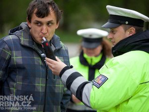 Policisté odměňovali řidiče nealkoholickým pivem, foto: Brněnská Drbna, Miroslav Toman