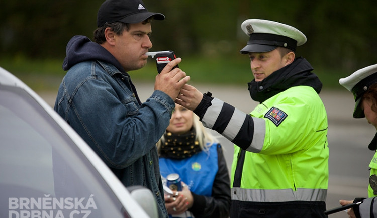 Policisté odměňovali řidiče nealkoholickým pivem, foto: Brněnská Drbna, Miroslav Toman