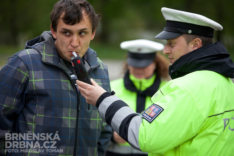 Policisté odměňovali řidiče nealkoholickým pivem, foto: Brněnská Drbna, Miroslav Toman