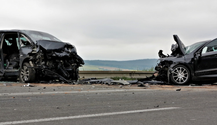 Zemřelo jedno z dětí zraněných při sobotní nehodě na svitavské I/43