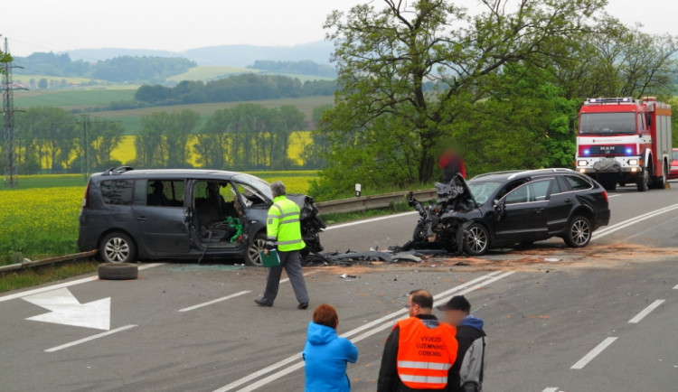 Tragická dopravní nehoda u Krhova na Blanensku si vyžádala jednu dětskou oběť a pět dalších těžce zraněných, foto: HZS JMK
