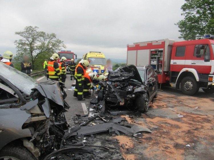 Tragická dopravní nehoda u Krhova na Blanensku si vyžádala jednu dětskou oběť a pět dalších těžce zraněných, foto: HZS JMK