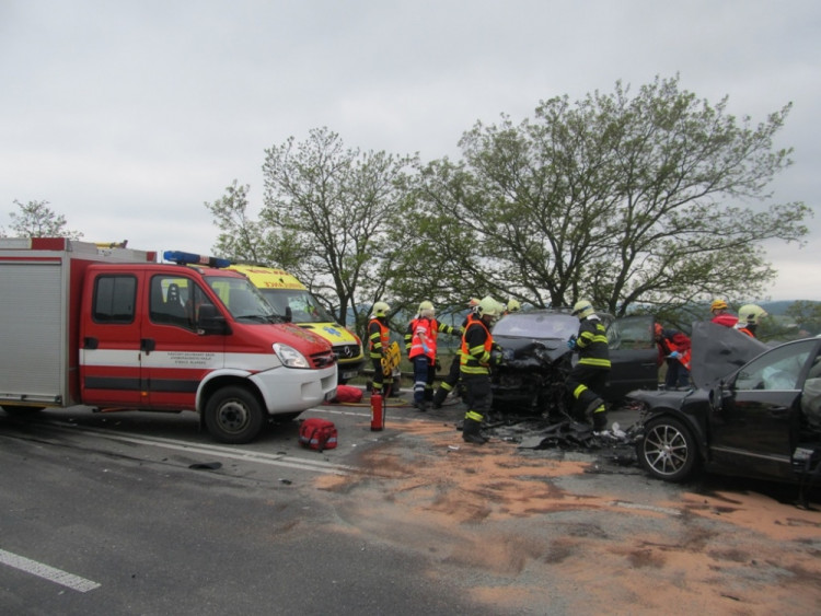 Tragická dopravní nehoda u Krhova na Blanensku si vyžádala jednu dětskou oběť a pět dalších těžce zraněných, foto: HZS JMK