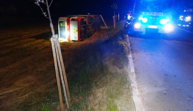 Havarovaný autobus u Ořešína, foto: HZS JMK