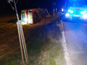 Havarovaný autobus u Ořešína, foto: HZS JMK