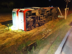 Havarovaný autobus u Ořešína, foto: HZS JMK