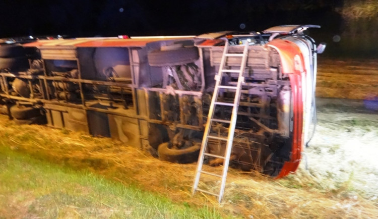 Havarovaný autobus u Ořešína, foto: HZS JMK