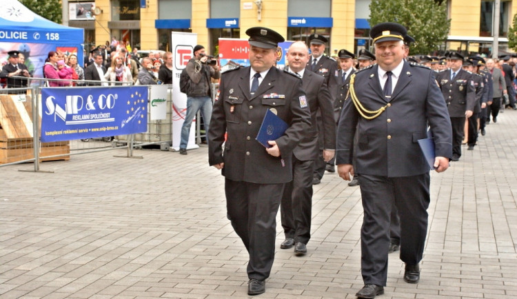 Na náměstí Svobody přísahali noví hasiči a policisté