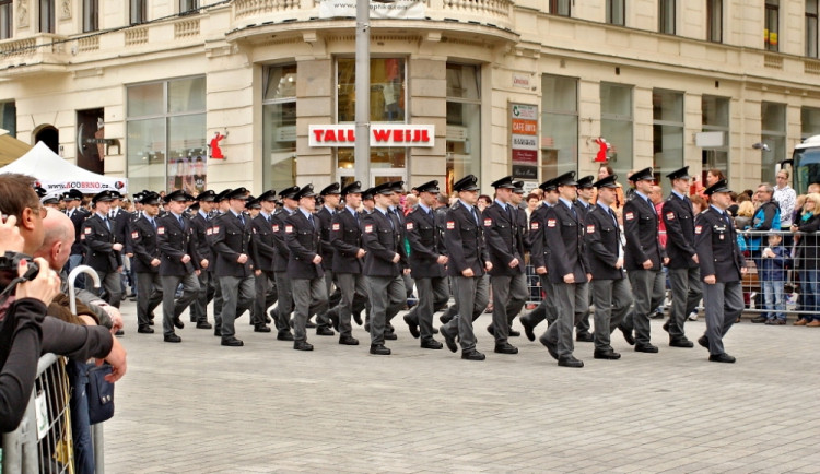 Na náměstí Svobody přísahali noví hasiči a policisté, foto: HZS JMK