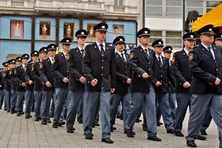 Na náměstí Svobody přísahali noví hasiči a policisté, foto: HZS JMK