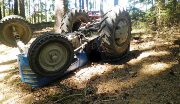 Traktor se převrátil na řidiče, ten zraněním podlehl