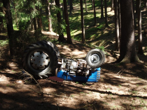 Traktor se převrátil na řidiče, ten zraněním podlehl, foto: HZS JMK