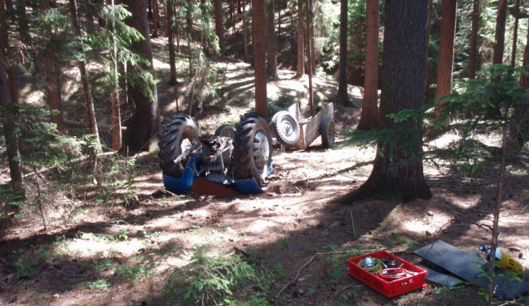 Traktor se převrátil na řidiče, ten zraněním podlehl, foto: HZS JMK