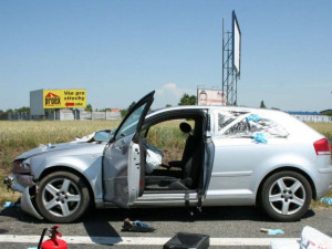 Řidič audi vážně zranil pracovníky u silnice, od nehody utekl, foto: Policie ČR