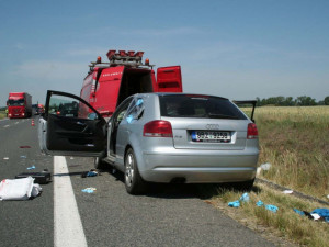 Řidič audi vážně zranil pracovníky u silnice, od nehody utekl, foto: Policie ČR