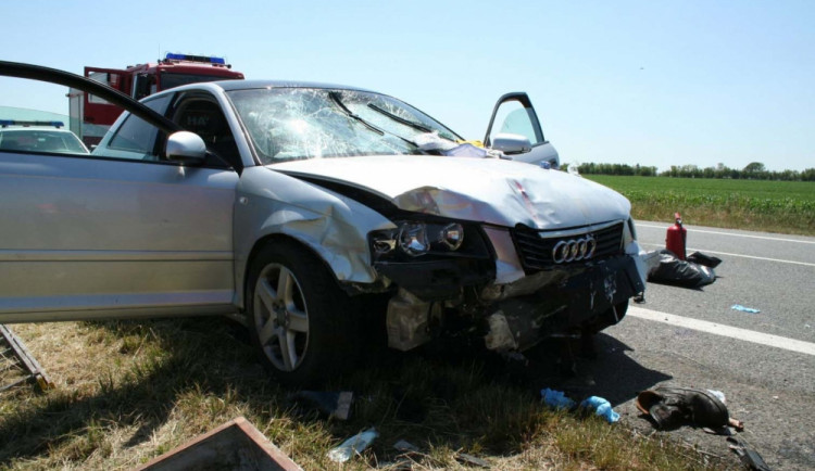 Řidič audi vážně zranil pracovníky u silnice, od nehody utekl, foto: Policie ČR