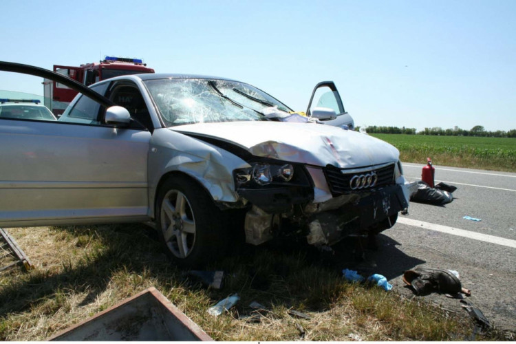 Řidič audi vážně zranil pracovníky u silnice, od nehody utekl, foto: Policie ČR