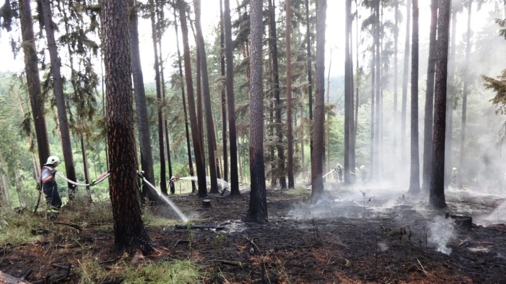 Při požáru u Blanska zasahoval i vrtulník, foto: HZS JMK