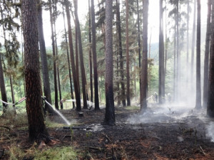 Při požáru u Blanska zasahoval i vrtulník, foto: HZS JMK