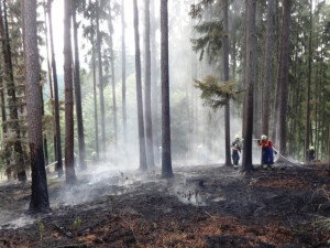 Při požáru u Blanska zasahoval i vrtulník, foto: HZS JMK